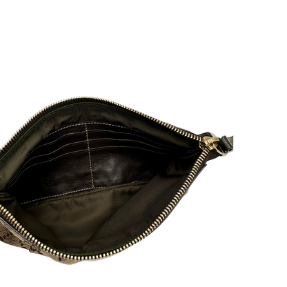 interno Pochette Gucci in tessuto Gucci in tessuto GG beige con finiture in pelle marroni e parti metalliche dorate; munita di un polsino, da portare a mano. Completa di corredo, di lusso, originale, ottime condizioni. 