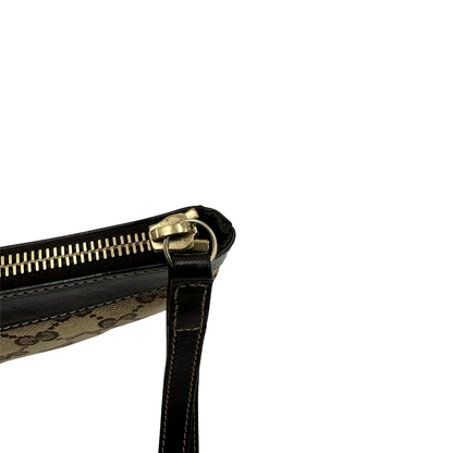 Pochette Gucci in tessuto Gucci in tessuto GG beige con finiture in pelle marroni e parti metalliche dorate; munita di un polsino, da portare a mano. Completa di corredo, di lusso, originale, ottime condizioni.