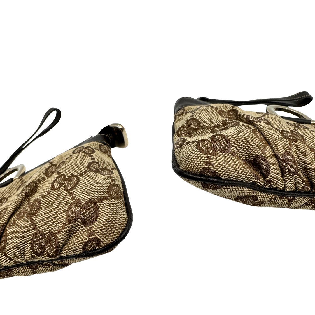 angoli Pochette Gucci in tessuto Gucci in tessuto GG beige con finiture in pelle marroni e parti metalliche dorate; munita di un polsino, da portare a mano. Completa di corredo, di lusso, originale, ottime condizioni. 