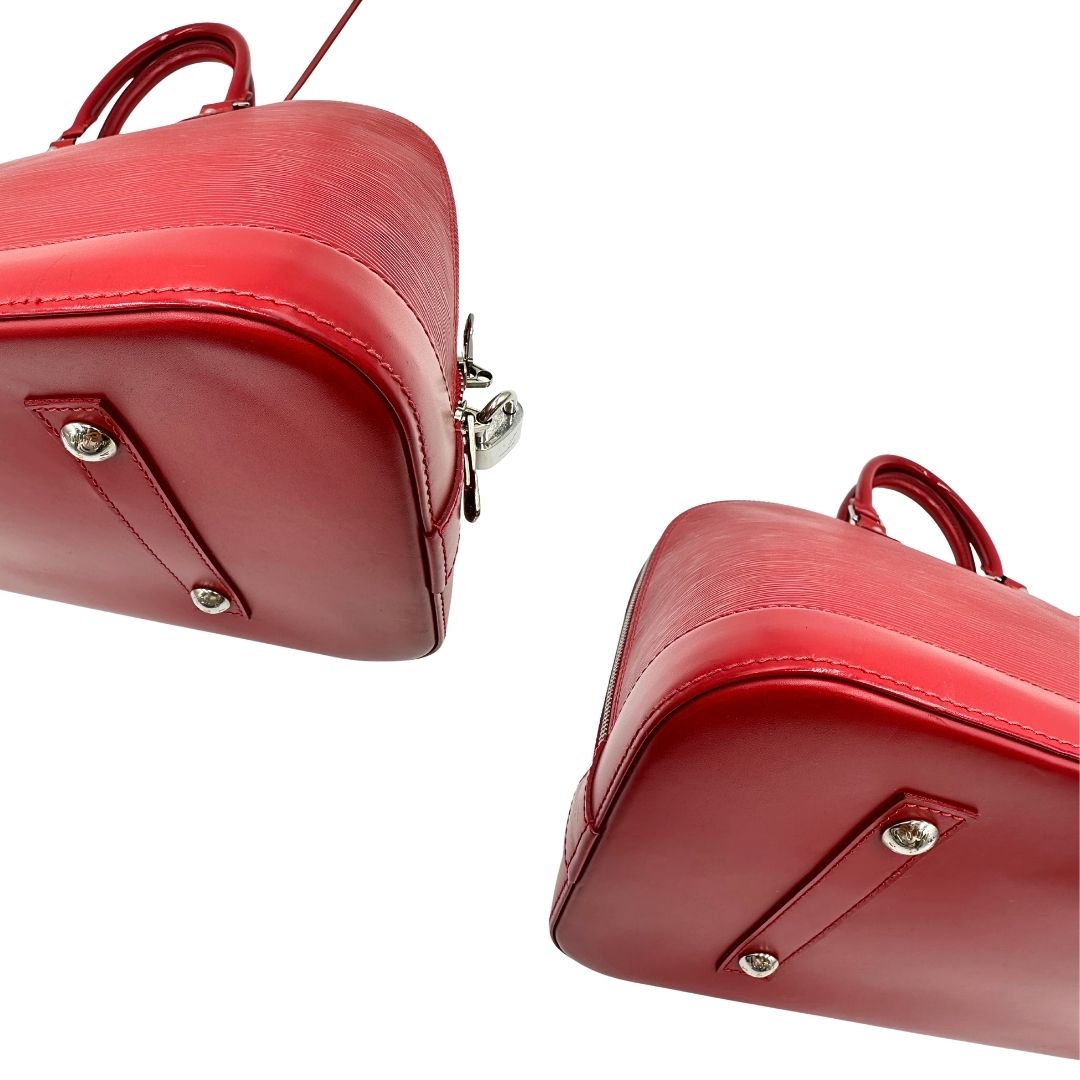 angoli  Borsa Alma GM Louis Vuitton in pelle Epi rossa con parti metalliche argentate, munita di due manici stondati. Completa di lucchetto e chiavi, di lusso, usata, originale. 