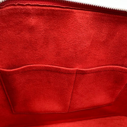 interno  Borsa Alma GM Louis Vuitton in pelle Epi rossa con parti metalliche argentate, munita di due manici stondati. Completa di lucchetto e chiavi, di lusso, usata, originale