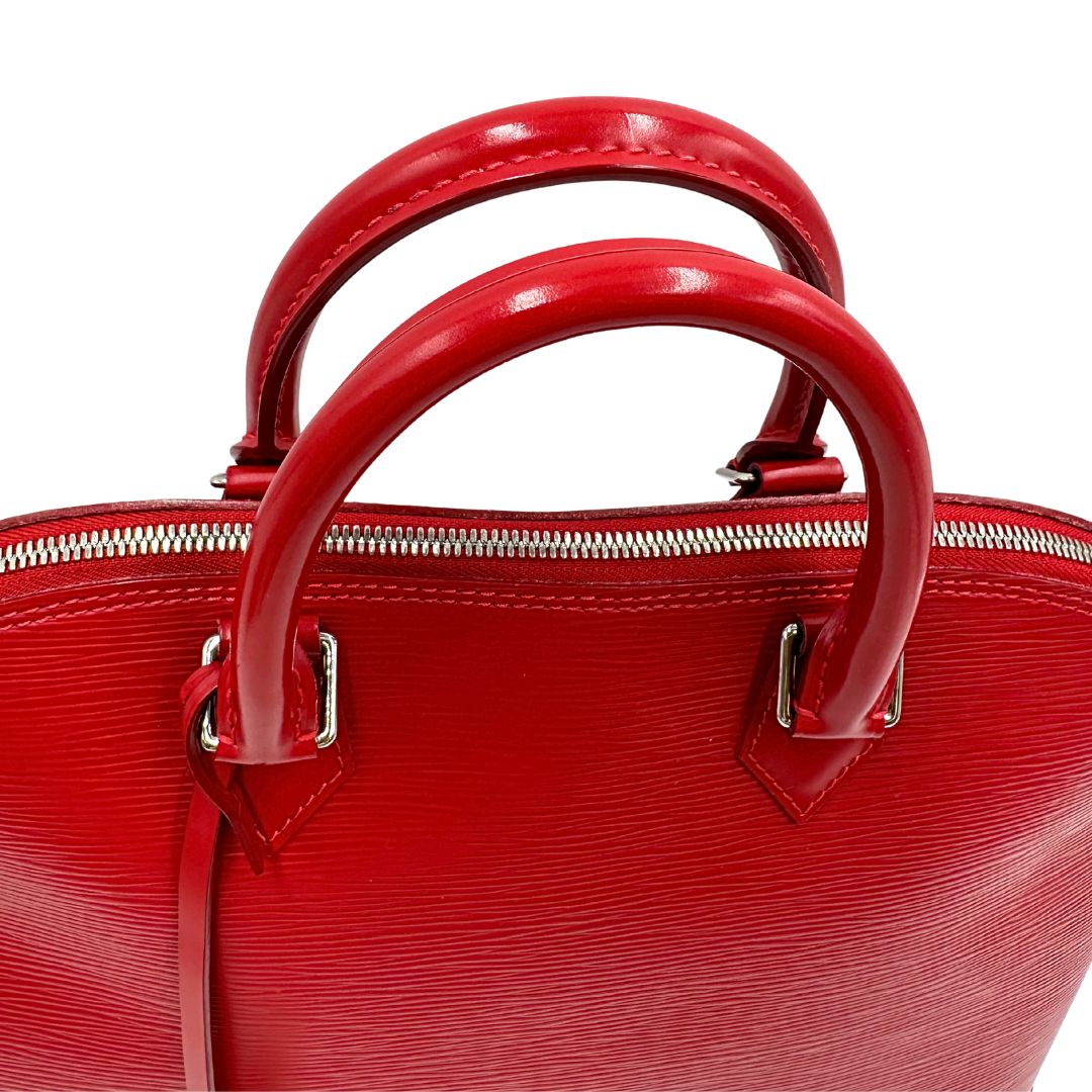 manici  Borsa Alma GM Louis Vuitton in pelle Epi rossa con parti metalliche argentate, munita di due manici stondati. Completa di lucchetto e chiavi, di lusso, usata, originale. 