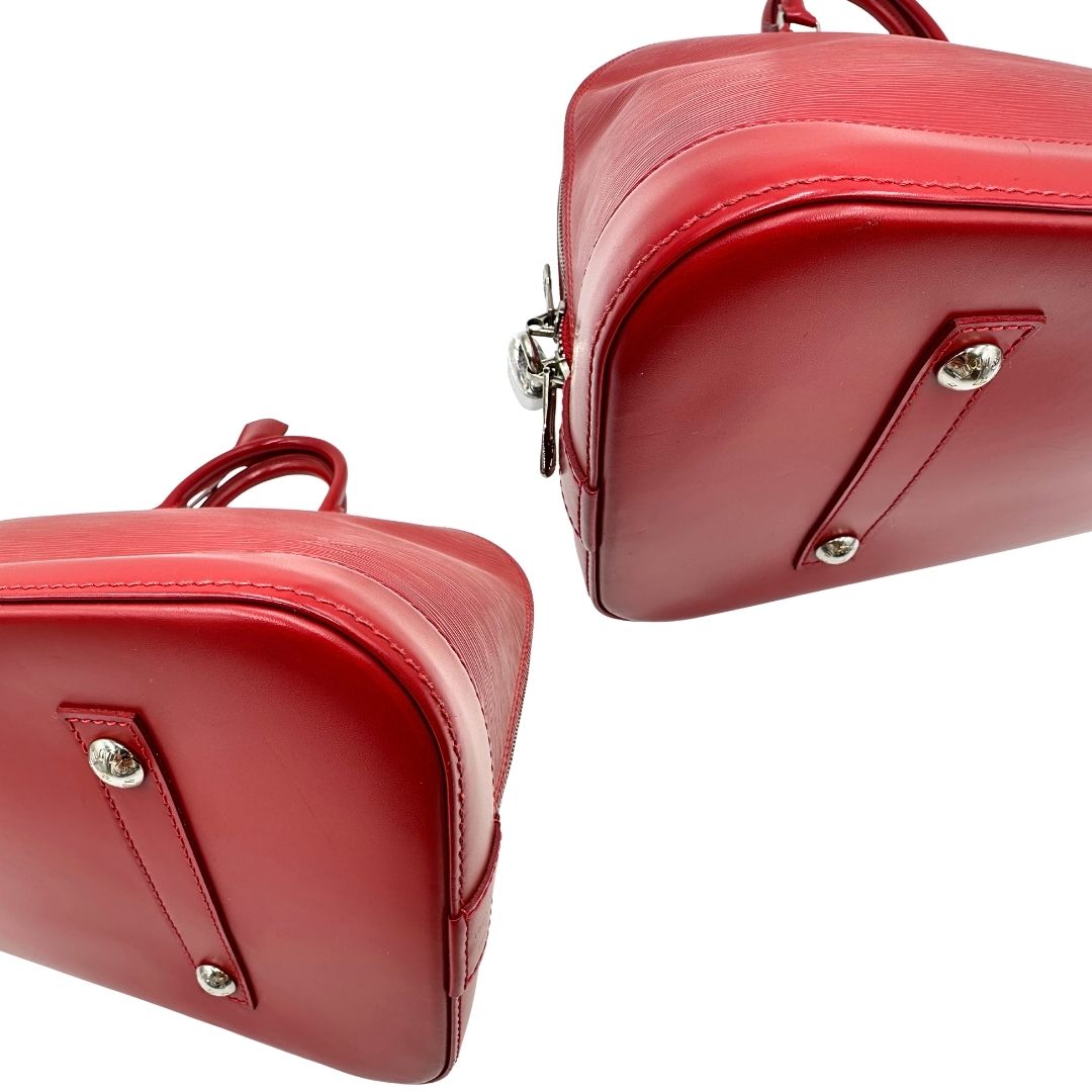 angoli  Borsa Alma GM Louis Vuitton in pelle Epi rossa con parti metalliche argentate, munita di due manici stondati. Completa di lucchetto e chiavi, di lusso, usata, originale. 