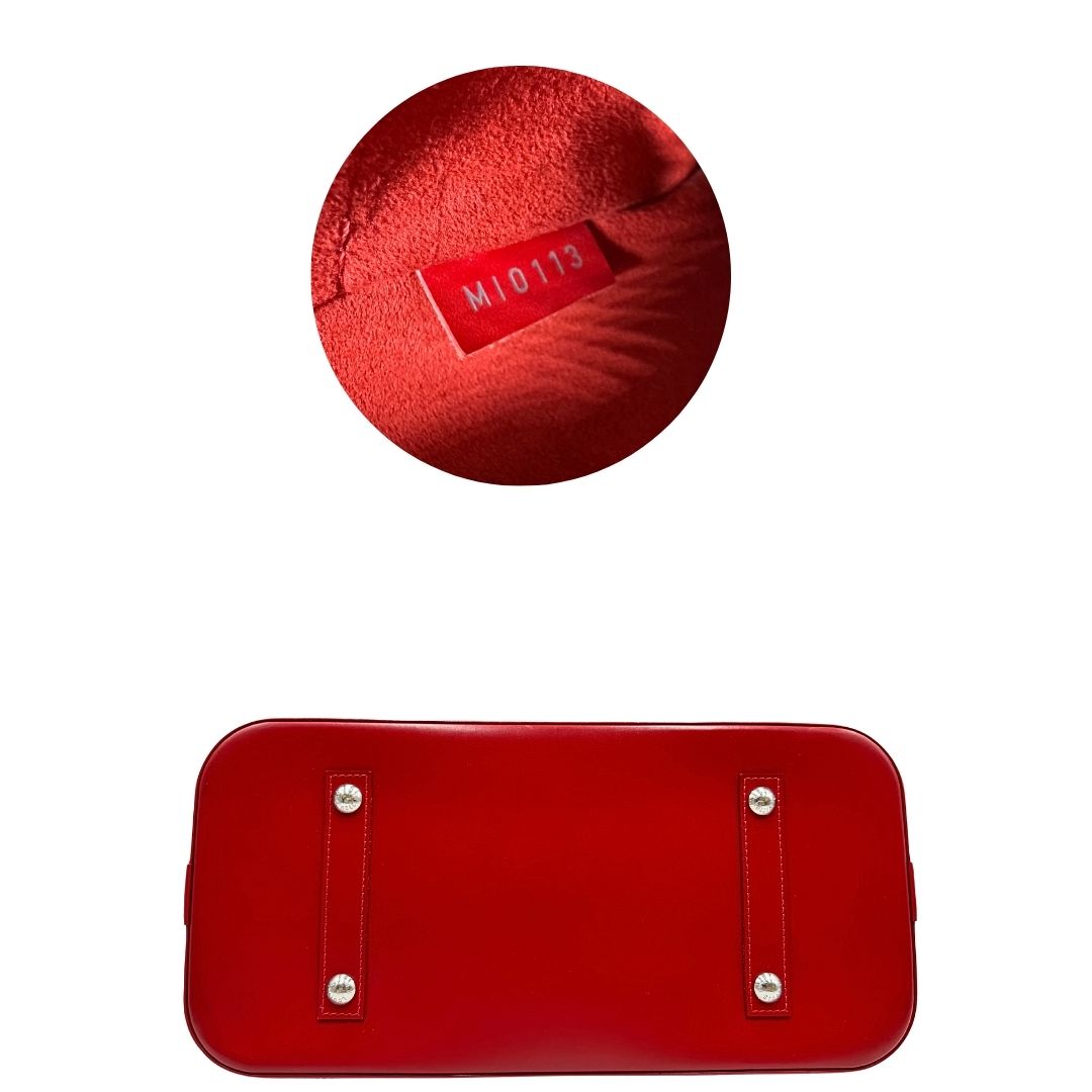 base e codice  Borsa Alma GM Louis Vuitton in pelle Epi rossa con parti metalliche argentate, munita di due manici stondati. Completa di lucchetto e chiavi, di lusso, usata, originale.