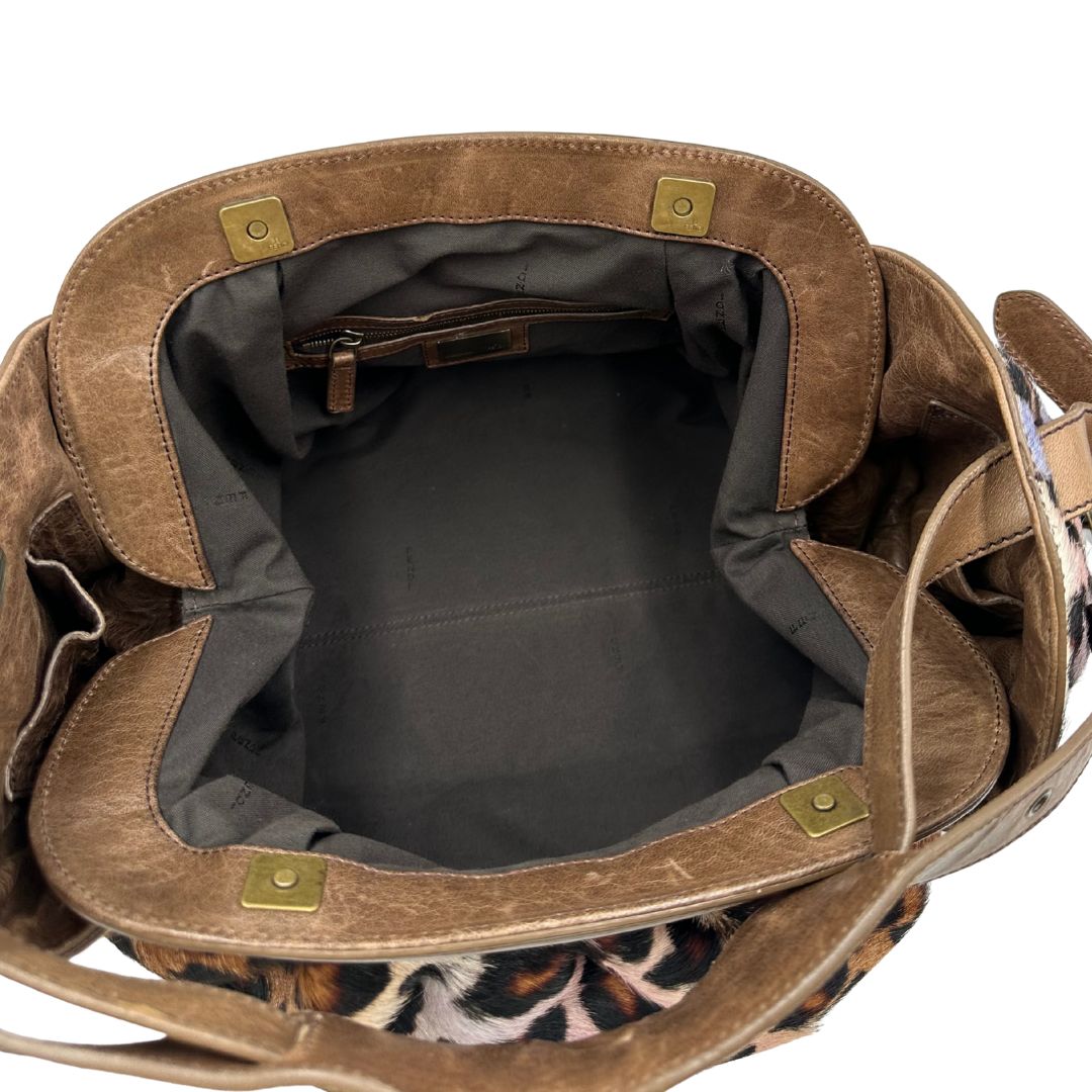 interno Borsa Fendi effetto pelo con trama animalier, finiture in pelle marroni e parti metalliche argento anticato; munita di un manico regolabile. Completa di dustbag, di lusso, originale, usata. 