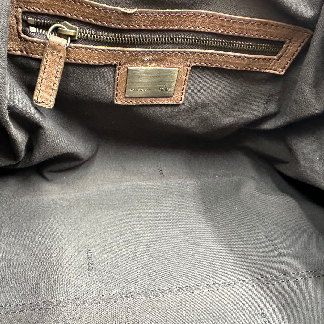 Borsa Fendi effetto pelo con trama animalier, finiture in pelle marroni e parti metalliche argento anticato; munita di un manico regolabile. Completa di dustbag, di lusso, originale, usata. 