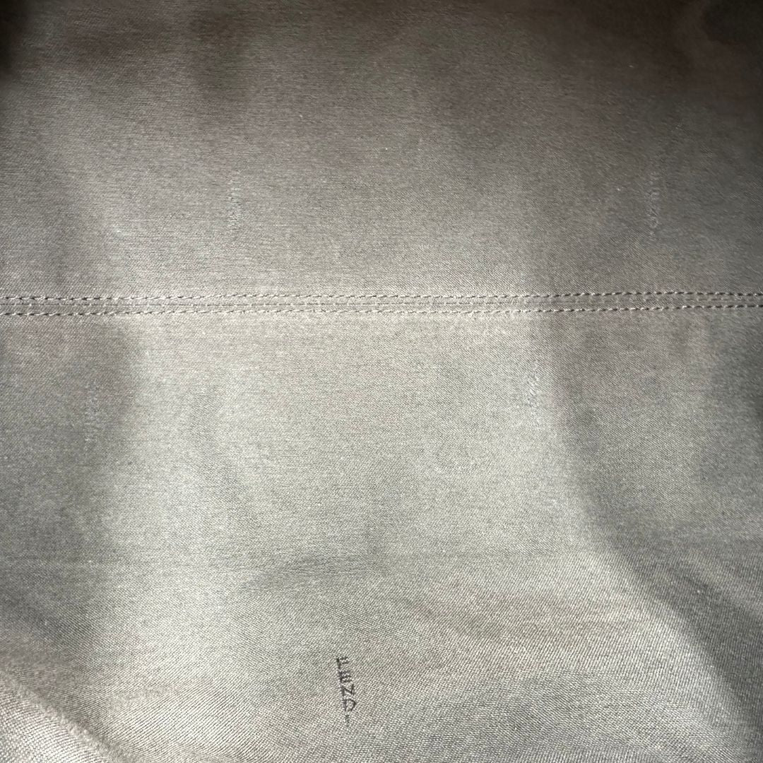 interno Borsa Fendi effetto pelo con trama animalier, finiture in pelle marroni e parti metalliche argento anticato; munita di un manico regolabile. Completa di dustbag, di lusso, originale, usata. 