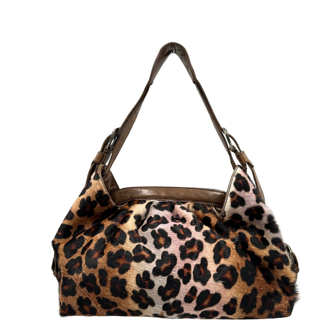 front Borsa Fendi effetto pelo con trama animalier, finiture in pelle marroni e parti metalliche argento anticato; munita di un manico regolabile. Completa di dustbag, di lusso, originale, usata. 