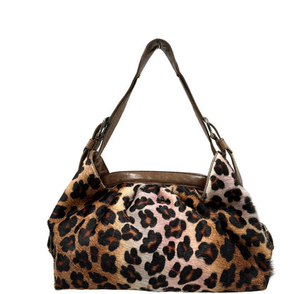 front Borsa Fendi effetto pelo con trama animalier, finiture in pelle marroni e parti metalliche argento anticato; munita di un manico regolabile. Completa di dustbag, di lusso, originale, usata. 