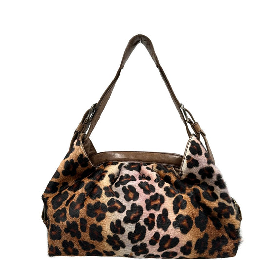 front Borsa Fendi effetto pelo con trama animalier, finiture in pelle marroni e parti metalliche argento anticato; munita di un manico regolabile. Completa di dustbag, di lusso, originale, usata. 