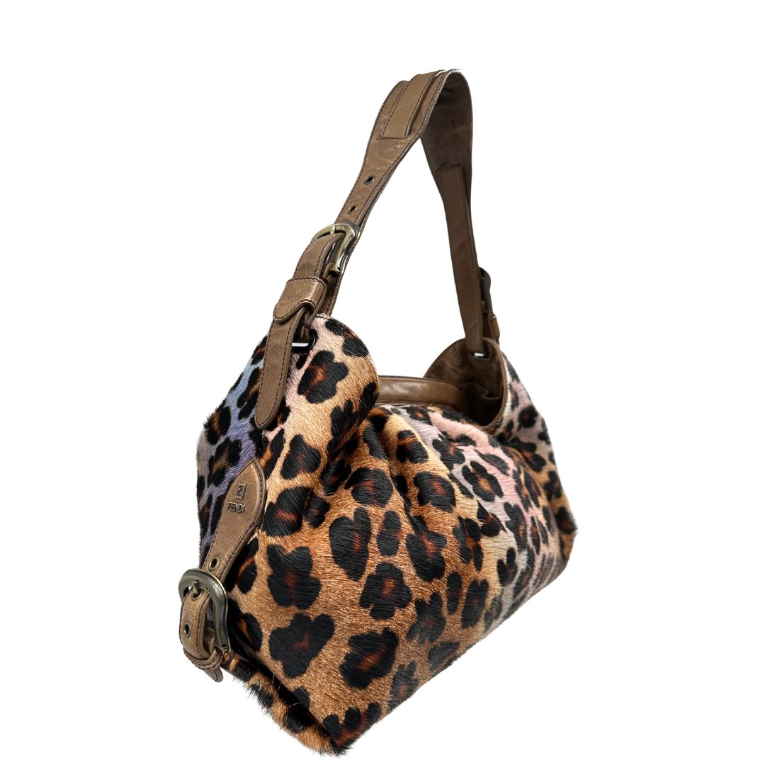 lato Borsa Fendi effetto pelo con trama animalier, finiture in pelle marroni e parti metalliche argento anticato; munita di un manico regolabile. Completa di dustbag, di lusso, originale, usata. 