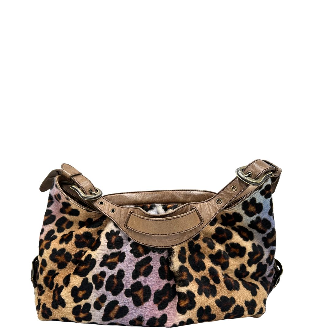 Borsa Fendi effetto pelo con trama animalier, finiture in pelle marroni e parti metalliche argento anticato; munita di un manico regolabile. Completa di dustbag, di lusso, originale, usata.