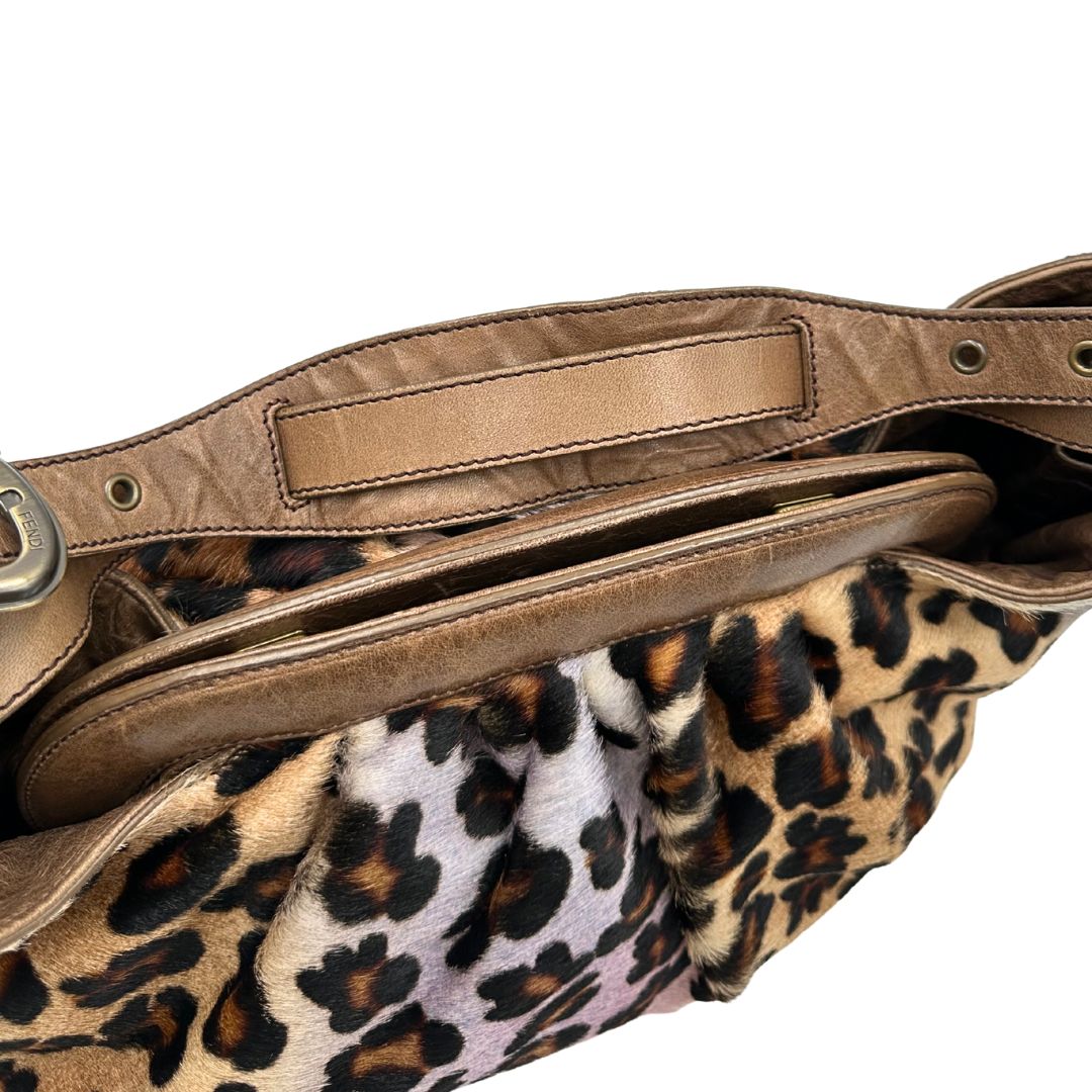 manico  Borsa Fendi effetto pelo con trama animalier, finiture in pelle marroni e parti metalliche argento anticato; munita di un manico regolabile. Completa di dustbag, di lusso, originale, usata.