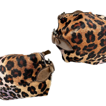 angoli Borsa Fendi effetto pelo con trama animalier, finiture in pelle marroni e parti metalliche argento anticato; munita di un manico regolabile. Completa di dustbag, di lusso, originale, usata. 