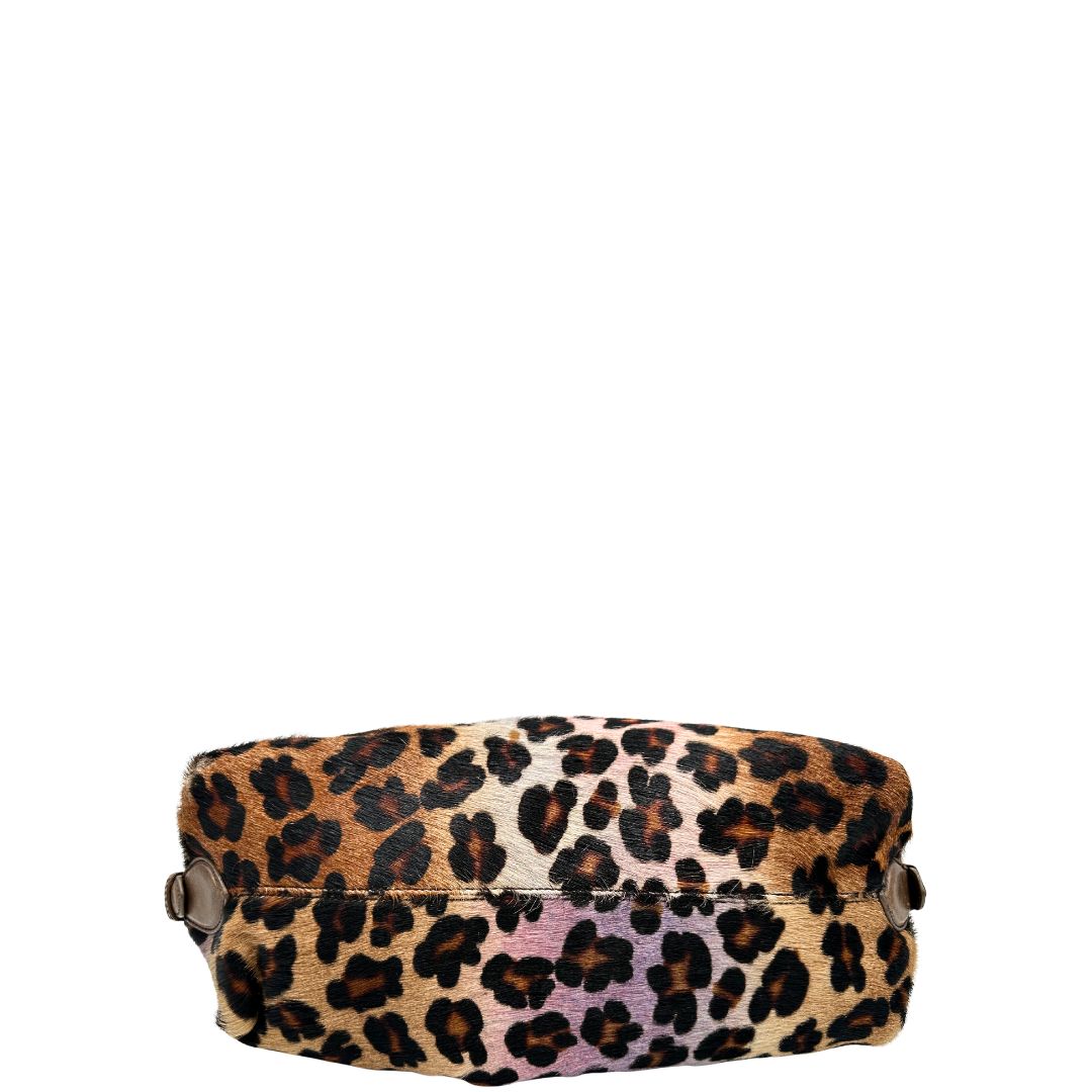 base Borsa Fendi effetto pelo con trama animalier, finiture in pelle marroni e parti metalliche argento anticato; munita di un manico regolabile. Completa di dustbag, di lusso, originale, usata. 