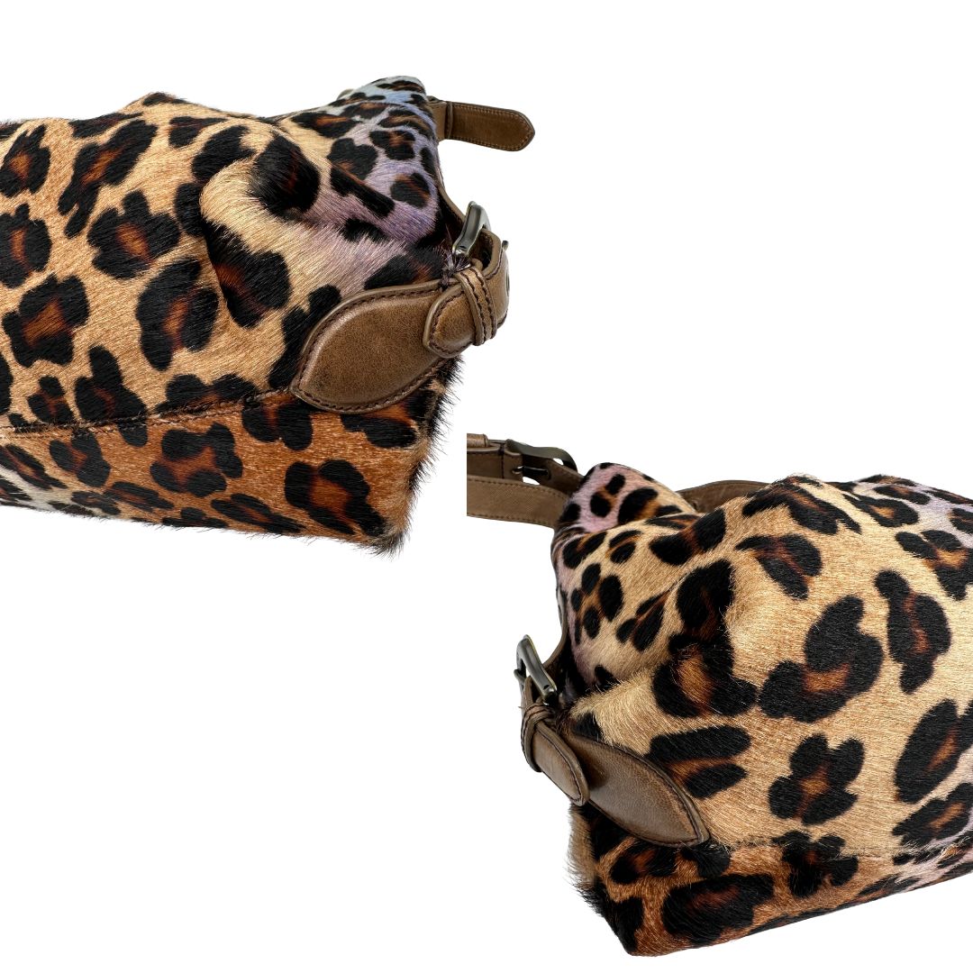 angoli Borsa Fendi effetto pelo con trama animalier, finiture in pelle marroni e parti metalliche argento anticato; munita di un manico regolabile. Completa di dustbag, di lusso, originale, usata. 