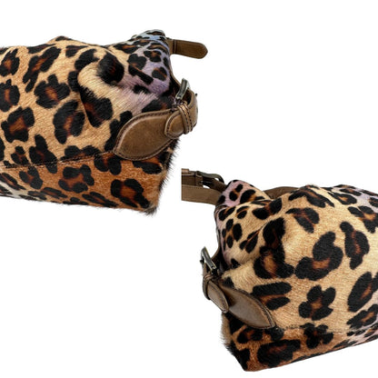 angoli Borsa Fendi effetto pelo con trama animalier, finiture in pelle marroni e parti metalliche argento anticato; munita di un manico regolabile. Completa di dustbag, di lusso, originale, usata. 