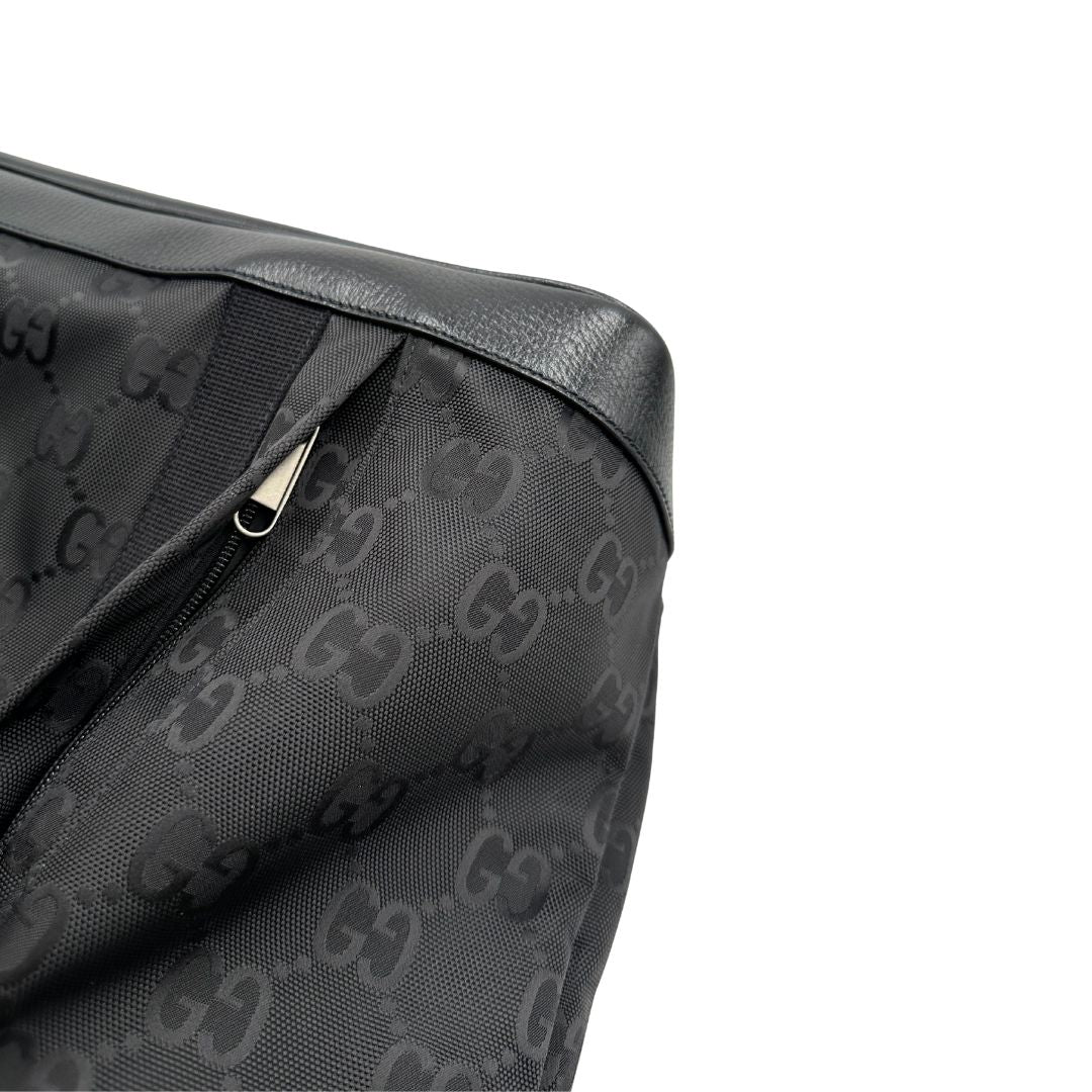 Borsa Gucci in nylon GG nero con finiture in pelle tono su tono e parti metalliche argentate; munita di doppi manici in tessuto, indossabile a spalla, di lusso, originale, ottime condizioni8, usata 