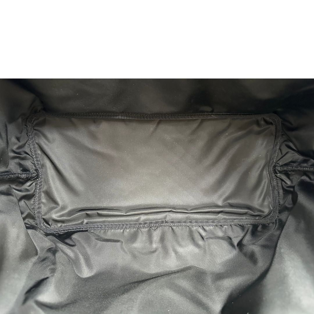 interno Borsa Gucci in nylon GG nero con finiture in pelle tono su tono e parti metalliche argentate; munita di doppi manici in tessuto, indossabile a spalla, di lusso, originale, ottime condizioni8, usata 
