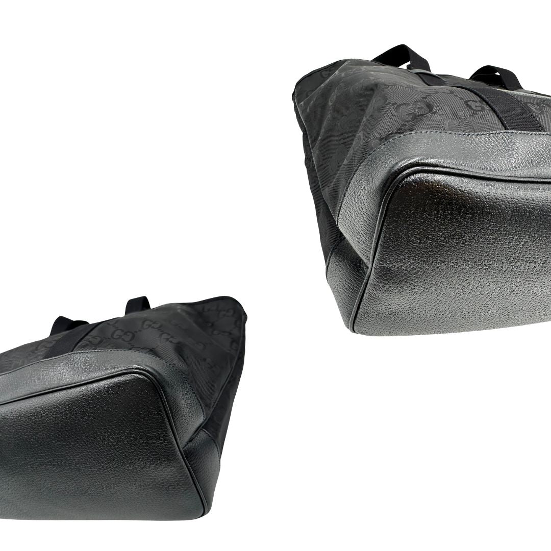 angoli Borsa Gucci in nylon GG nero con finiture in pelle tono su tono e parti metalliche argentate; munita di doppi manici in tessuto, indossabile a spalla, di lusso, originale, ottime condizioni8, usata