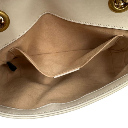 interno Borsa Gucci Marmont in pelle bianca con parti metalliche dorate; munita di una tracolla in catena con spallaccio in pelle. Full set, di lusso, originale, ottime condizioni. 