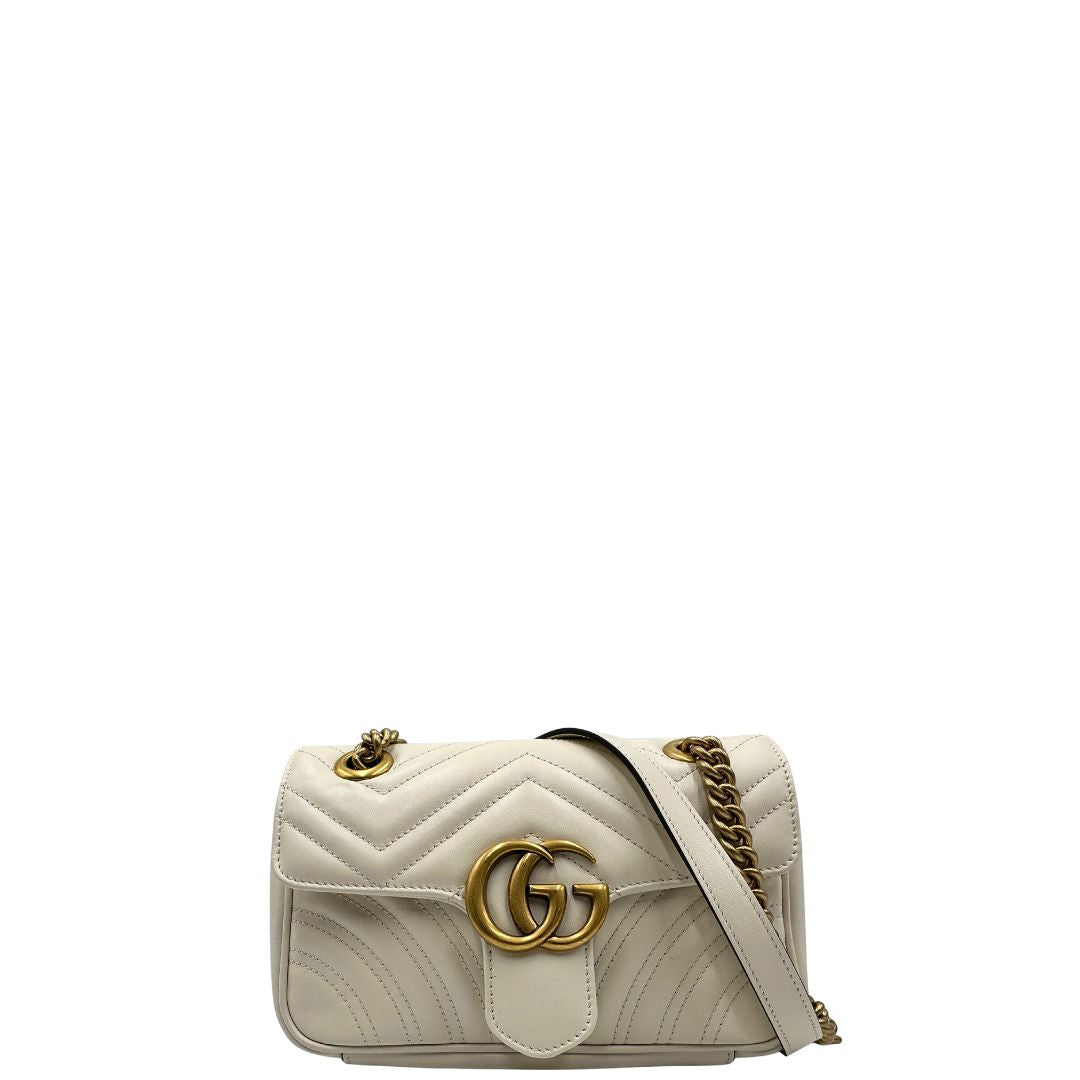 front Borsa Gucci Marmont in pelle bianca con parti metalliche dorate; munita di una tracolla in catena con spallaccio in pelle. Full set, di lusso, originale, ottime condizioni. 