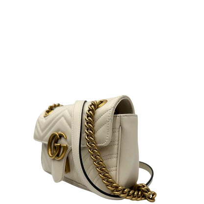 lato Borsa Gucci Marmont in pelle bianca con parti metalliche dorate; munita di una tracolla in catena con spallaccio in pelle. Full set, di lusso, originale, ottime condizioni. 