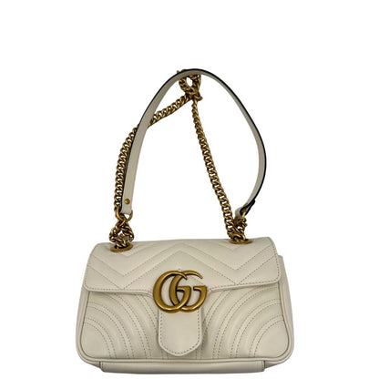 front Borsa Gucci Marmont in pelle bianca con parti metalliche dorate; munita di una tracolla in catena con spallaccio in pelle. Full set, di lusso, originale, ottime condizioni. 