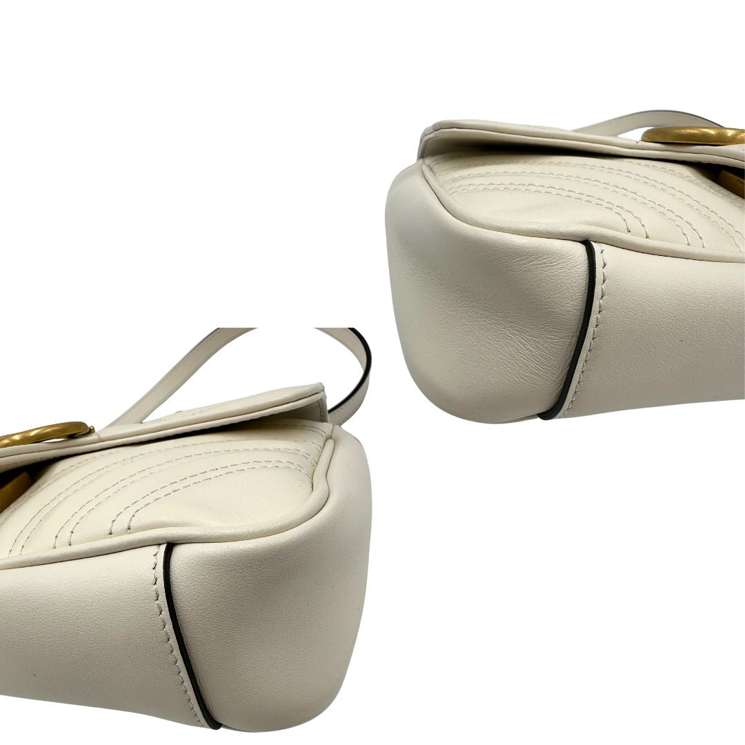 angoli Borsa Gucci Marmont in pelle bianca con parti metalliche dorate; munita di una tracolla in catena con spallaccio in pelle. Full set, di lusso, originale, ottime condizioni. 