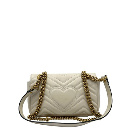 retro Borsa Gucci Marmont in pelle bianca con parti metalliche dorate; munita di una tracolla in catena con spallaccio in pelle. Full set, di lusso, originale, ottime condizioni. 