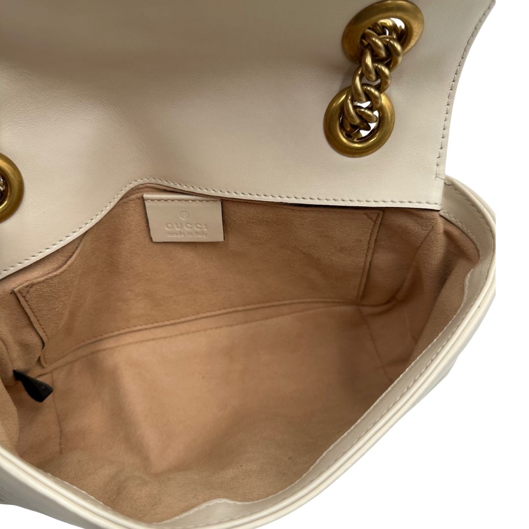 interno Borsa Gucci Marmont in pelle bianca con parti metalliche dorate; munita di una tracolla in catena con spallaccio in pelle. Full set, di lusso, originale, ottime condizioni. 