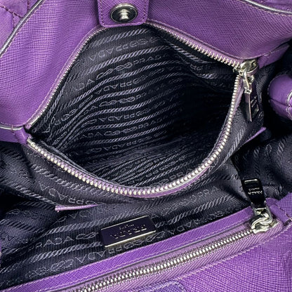 interno Borsa Prada in nylon viola con finiture in pelle tono su tono e parti metalliche argentate; munita di doppi manici in catena e pelle intrecciati e una tracolla amovibile e regolabile. Completa di dustbag, di lusso, originale, ottime condizioni, usata, originale. 