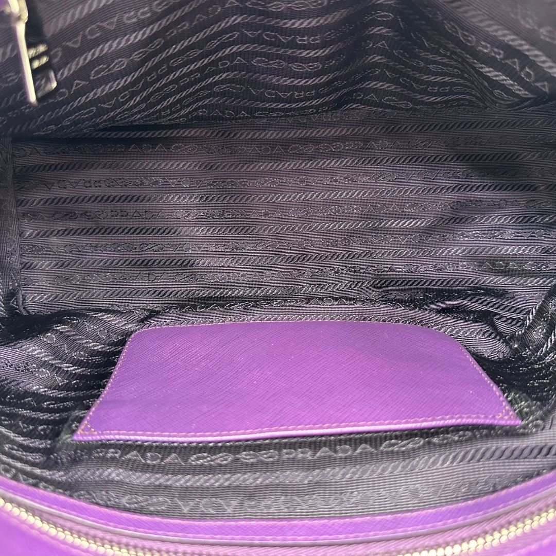 interno Borsa Prada in nylon viola con finiture in pelle tono su tono e parti metalliche argentate; munita di doppi manici in catena e pelle intrecciati e una tracolla amovibile e regolabile. Completa di dustbag, di lusso, originale, ottime condizioni, usata, originale.
