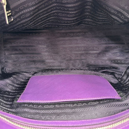 interno Borsa Prada in nylon viola con finiture in pelle tono su tono e parti metalliche argentate; munita di doppi manici in catena e pelle intrecciati e una tracolla amovibile e regolabile. Completa di dustbag, di lusso, originale, ottime condizioni, usata, originale.