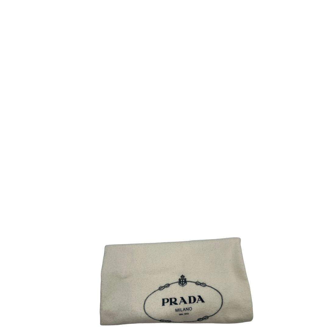 dustbag Borsa Prada in nylon viola con finiture in pelle tono su tono e parti metalliche argentate; munita di doppi manici in catena e pelle intrecciati e una tracolla amovibile e regolabile. Completa di dustbag, di lusso, originale, ottime condizioni, usata, originale. 