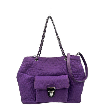front Borsa Prada in nylon viola con finiture in pelle tono su tono e parti metalliche argentate; munita di doppi manici in catena e pelle intrecciati e una tracolla amovibile e regolabile. Completa di dustbag, di lusso, originale, ottime condizioni, usata, originale. 