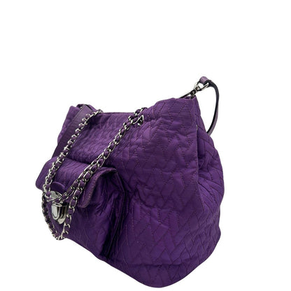lato Borsa Prada in nylon viola con finiture in pelle tono su tono e parti metalliche argentate; munita di doppi manici in catena e pelle intrecciati e una tracolla amovibile e regolabile. Completa di dustbag, di lusso, originale, ottime condizioni, usata, originale. 