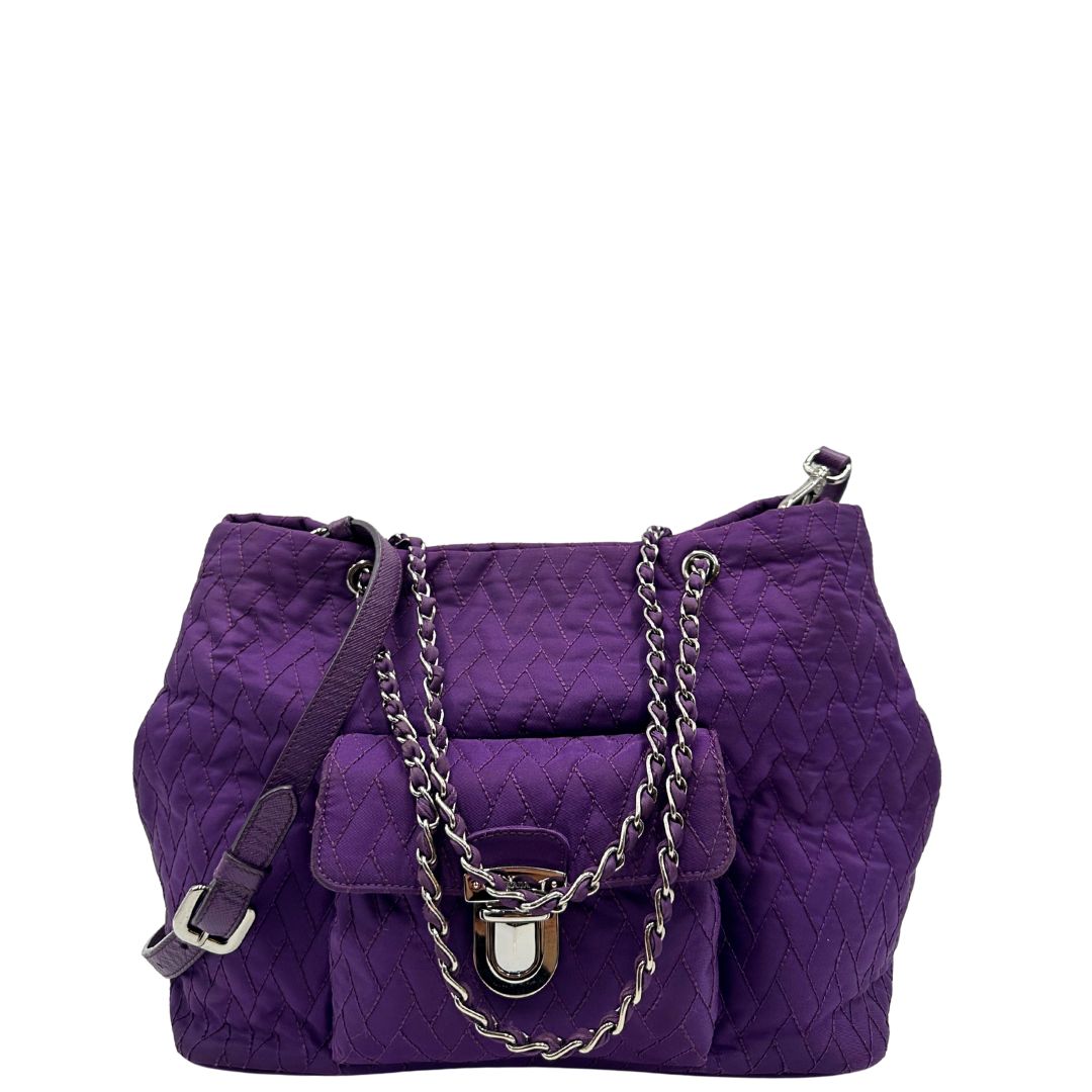 front Borsa Prada in nylon viola con finiture in pelle tono su tono e parti metalliche argentate; munita di doppi manici in catena e pelle intrecciati e una tracolla amovibile e regolabile. Completa di dustbag, di lusso, originale, ottime condizioni, usata, originale. 