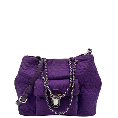 front Borsa Prada in nylon viola con finiture in pelle tono su tono e parti metalliche argentate; munita di doppi manici in catena e pelle intrecciati e una tracolla amovibile e regolabile. Completa di dustbag, di lusso, originale, ottime condizioni, usata, originale. 