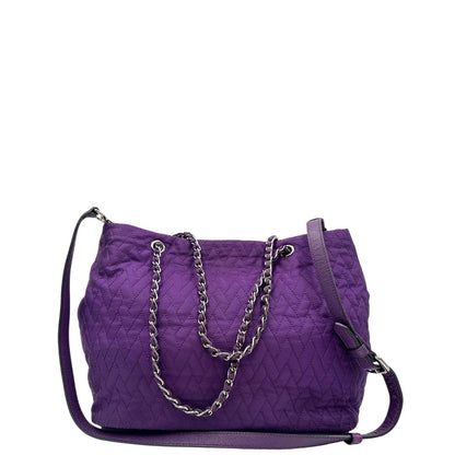 retro Borsa Prada in nylon viola con finiture in pelle tono su tono e parti metalliche argentate; munita di doppi manici in catena e pelle intrecciati e una tracolla amovibile e regolabile. Completa di dustbag, di lusso, originale, ottime condizioni, usata, originale. 