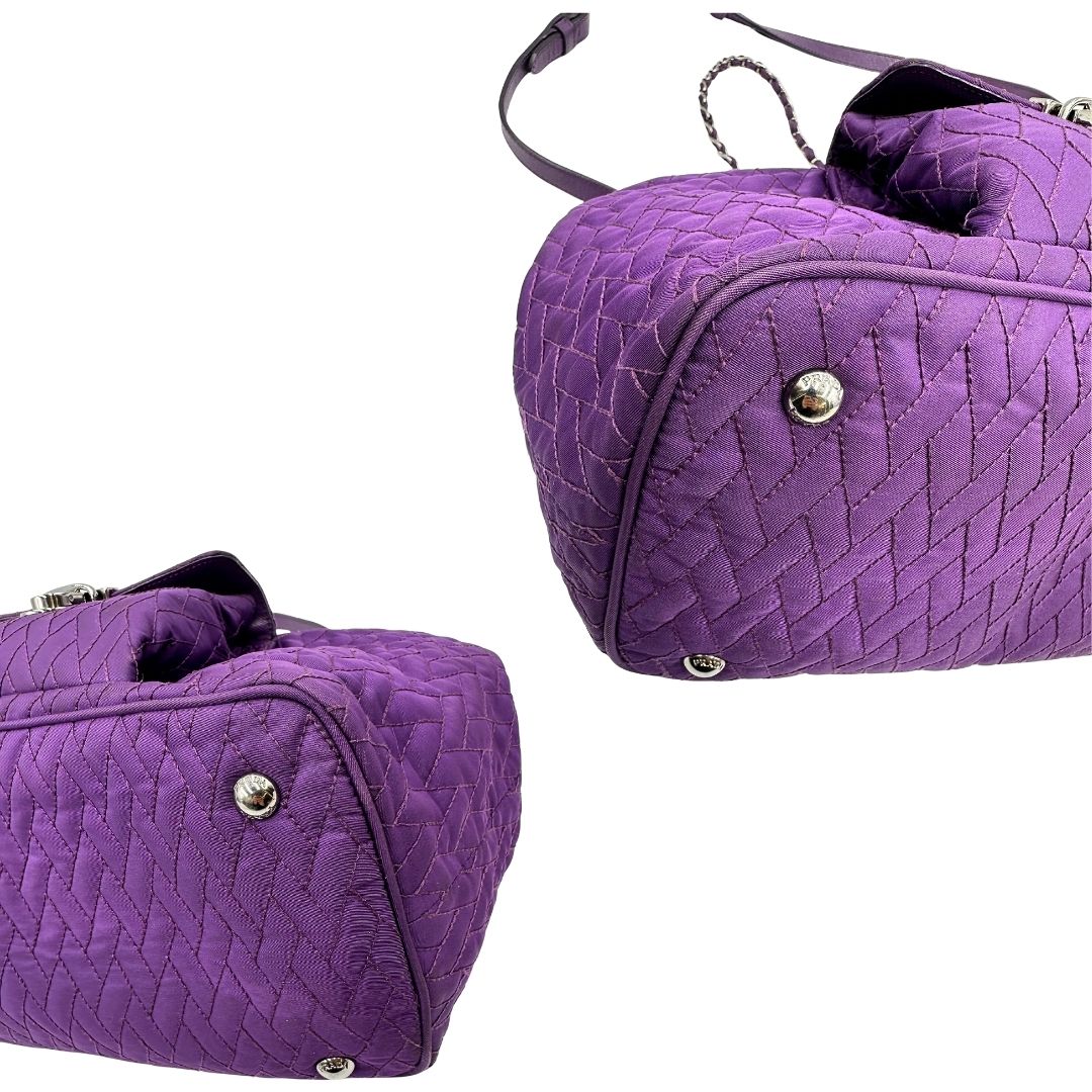 angoli Borsa Prada in nylon viola con finiture in pelle tono su tono e parti metalliche argentate; munita di doppi manici in catena e pelle intrecciati e una tracolla amovibile e regolabile. Completa di dustbag, di lusso, originale, ottime condizioni, usata, originale. 