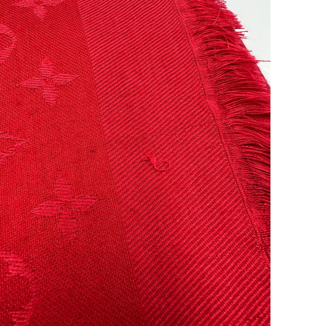 Sciarpa Louis Vuitton rossa monogram con bordi sfrangiati in 55% lana e 45% seta. Completa di scatola, di lusso, originale, ottime condizoni.