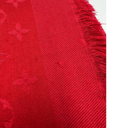 Sciarpa Louis Vuitton rossa monogram con bordi sfrangiati in 55% lana e 45% seta. Completa di scatola, di lusso, originale, ottime condizoni.