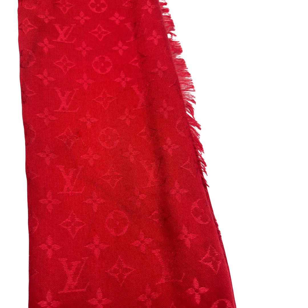 Sciarpa Louis Vuitton rossa monogram con bordi sfrangiati in 55% lana e 45% seta. Completa di scatola, di lusso, originale, ottime condizoni.