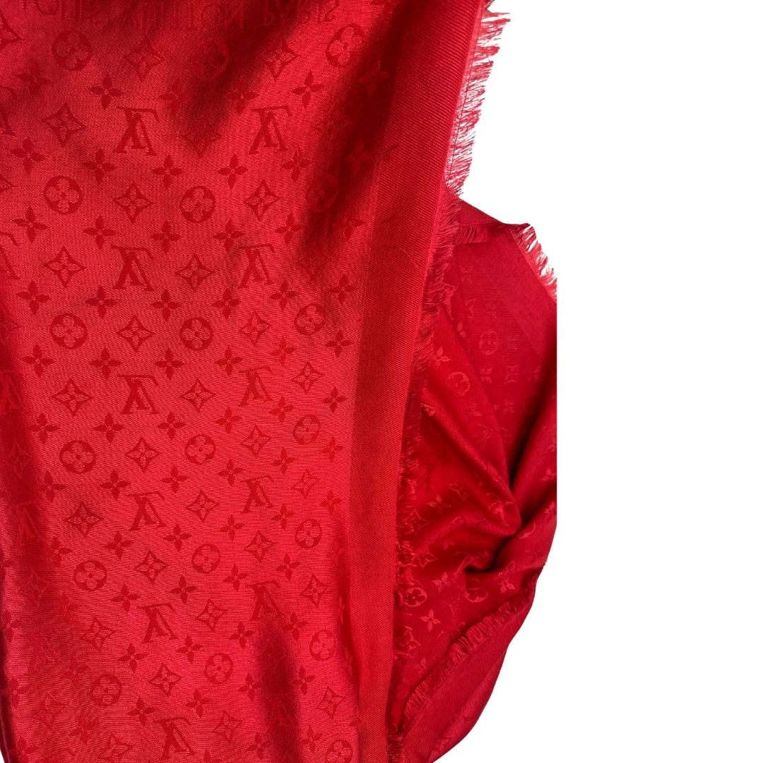 Sciarpa Louis Vuitton rossa monogram con bordi sfrangiati in 55% lana e 45% seta. Completa di scatola, di lusso, originale, ottime condizoni.