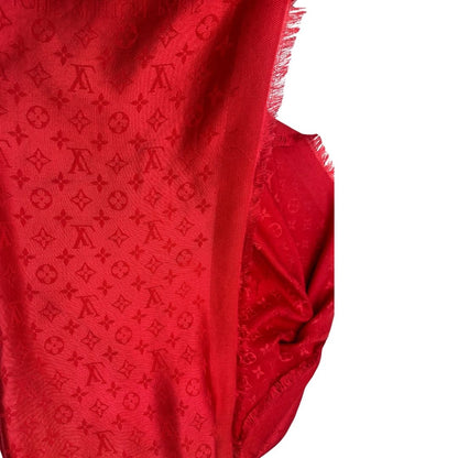 Sciarpa Louis Vuitton rossa monogram con bordi sfrangiati in 55% lana e 45% seta. Completa di scatola, di lusso, originale, ottime condizoni.