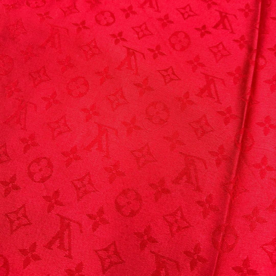 Sciarpa Louis Vuitton rossa monogram con bordi sfrangiati in 55% lana e 45% seta. Completa di scatola, di lusso, originale, ottime condizoni.