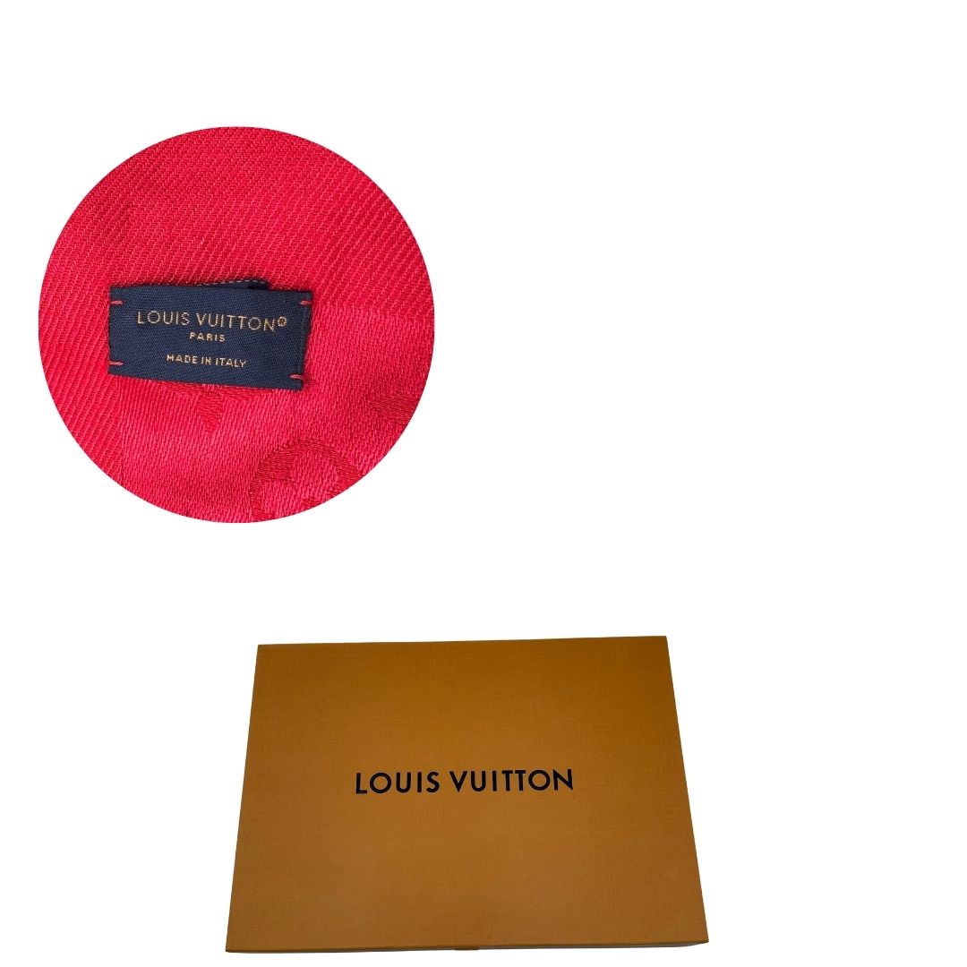 Sciarpa Louis Vuitton rossa monogram con bordi sfrangiati in 55% lana e 45% seta. Completa di scatola, di lusso, originale, ottime condizoni.