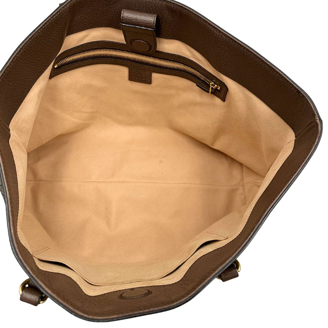 interno Shopper Gucci Ophidia in canvas beige GG con finiture in pelle marrone e striscia Web verde e rossa, da indossare a spalla. Doppie G decorative sul front in metallo dorato. Completa di corredo, di lusso, originale, ottime condizioni, usata. 