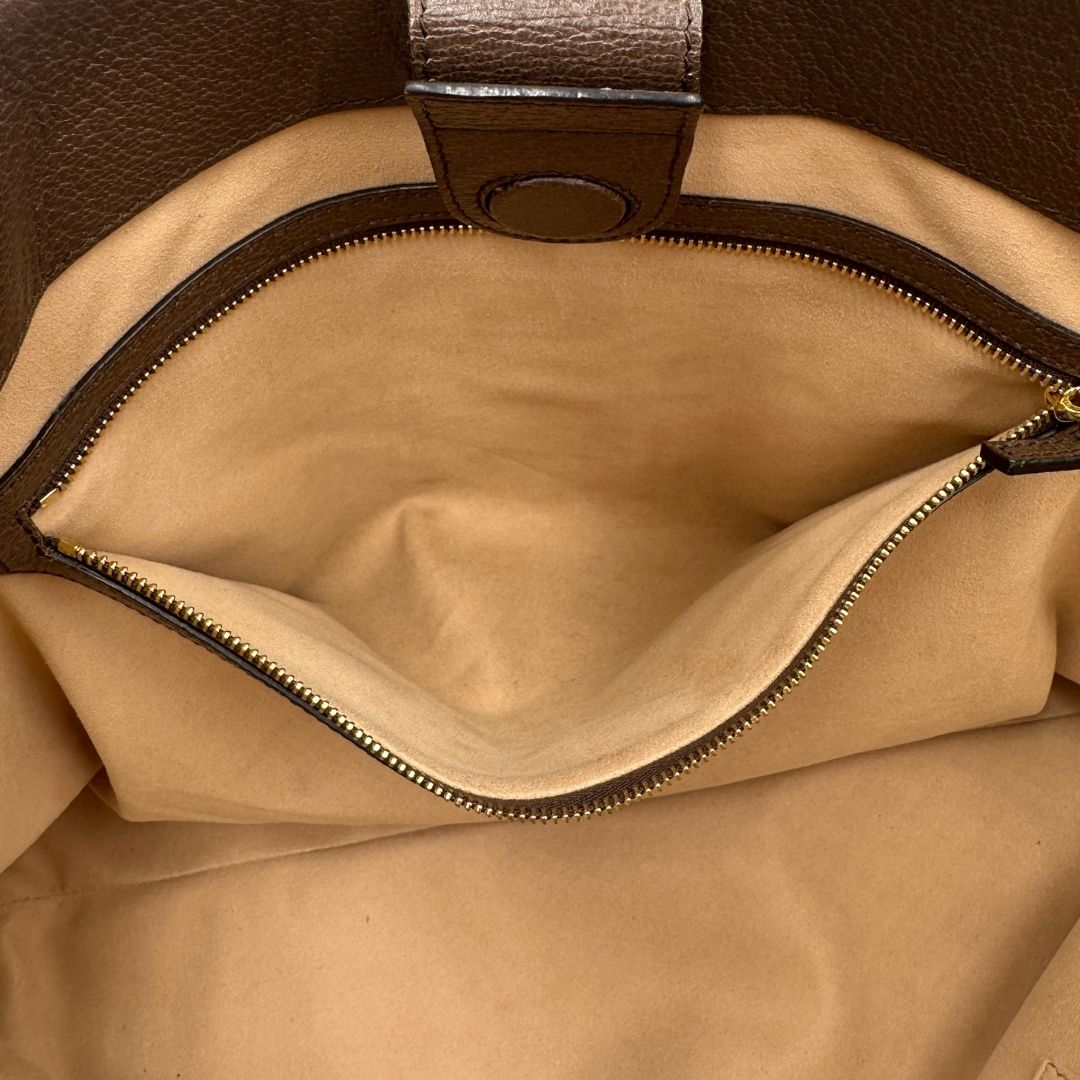 interno Shopper Gucci Ophidia in canvas beige GG con finiture in pelle marrone e striscia Web verde e rossa, da indossare a spalla. Doppie G decorative sul front in metallo dorato. Completa di corredo, di lusso, originale, ottime condizioni, usata. 